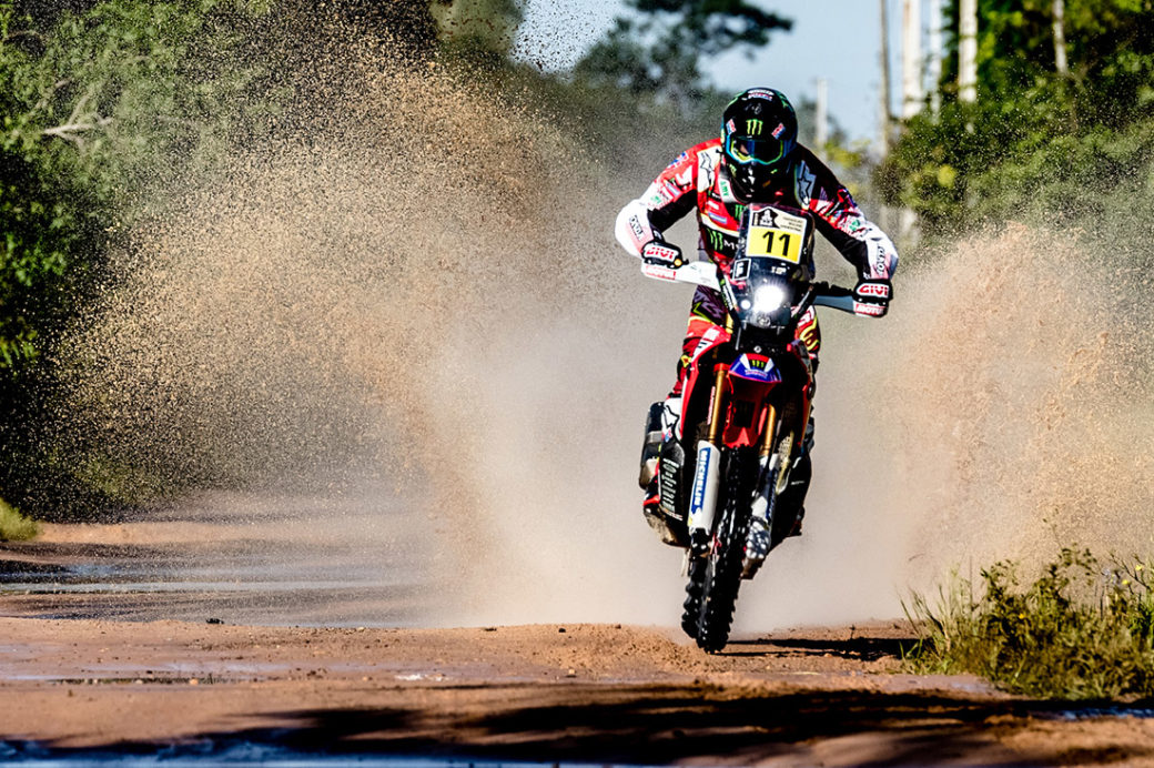Video: Joan Barreda takes his Honda for a swim at the Dakar Rally