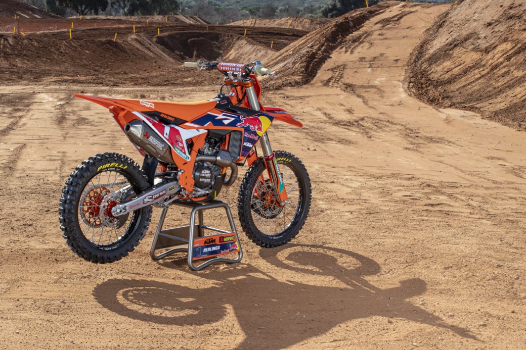 427734_jeffrey_herlings_2022_ktm_team_photoshoot_web