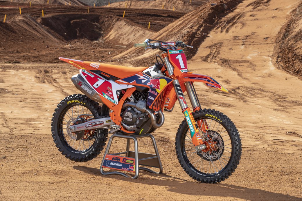 427811_jeffrey_herlings_2022_ktm_team_photoshoot_web