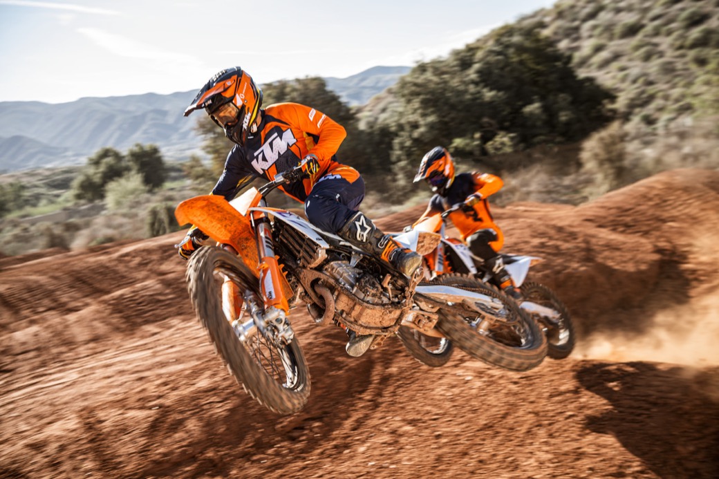 444541_my23-ktm-450-sx-f-stock-_-my23-ktm-250-sx-f-powerparts-eu_my23_03-action_web