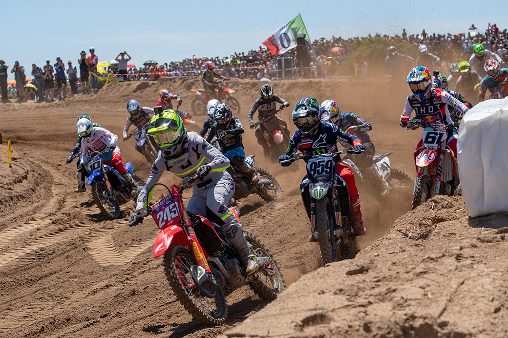 gajser_sardinia_riloa_sardo_shotbybavo_dsc_8666_rare_holeshot_for_gajser_start_mxgp_m01